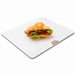 Mini croissant cu legume coapte și avocado