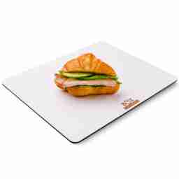 Mini croissant cu pastramă și castravete