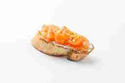 Bruschetta cu somon slab sarat in stil Gravlax si alune