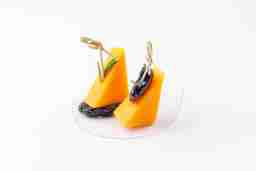 Canape cu cascaval Cheddar si pruna umpluta cu nuci 