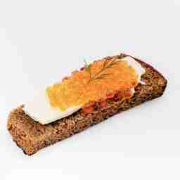 Tartină din pâine borodino cu unt si icre roșii.