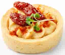 Mini tarta cu hummus si pomodori secchi