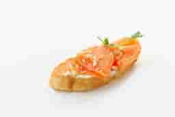 Bruschetta cu somon slab sarat in stil Gravlax si alune