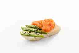 Bruschetta cu avocado si somon slab sarat 