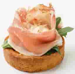 Quiche Lorraine with spinach,arugula and prosciutto