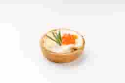 Mini tart with salmon and whipped cream