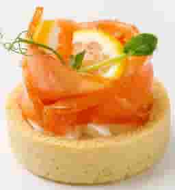 Mini tart with mascarpone and smoked salmon