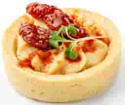 Mini-tarta with hummus and dried tomato