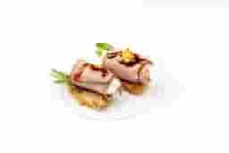 Beef entrecôte appetizer with cheese mousse and arugula