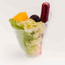 Salată Verde, cașcaval Ceddar cu struguri și sos de vișină.